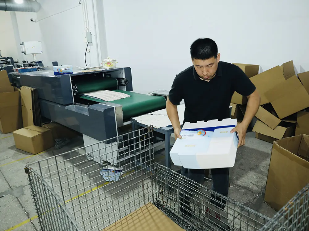 08 Gluing and collecting paper box